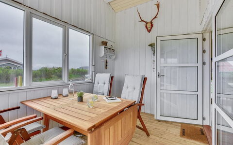 Thamara - 350M from the Sea: Huis, Dak, Huis, Verblijf, Schuur, Garden Gebouwen, Siding, Werf, Blokhut, Hut