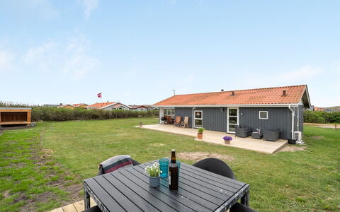 Thamara - 350M from the Sea: Huis, Dak, Huis, Verblijf, Schuur, Garden Gebouwen, Siding, Werf, Blokhut, Hut