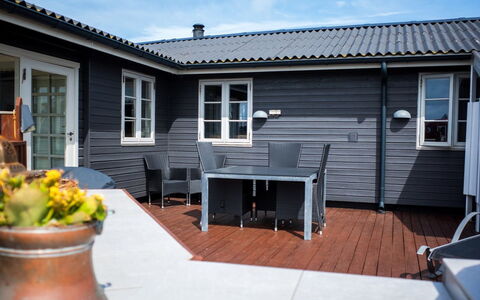 Algea - 300M from the Sea: Hout, Deur, Huis, Huis, Dak, Siding, Buitenmeubels, Verblijf, Dek, Veranda