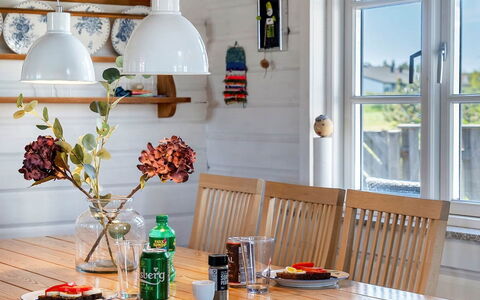 Algea - 300M from the Sea: Meubilair, Hout, Interieur Ontwerp, Flooring, Tafel, Verdieping, Lichte Inrichting, Keuken En Eettafel, Eetkamer, Verlichting