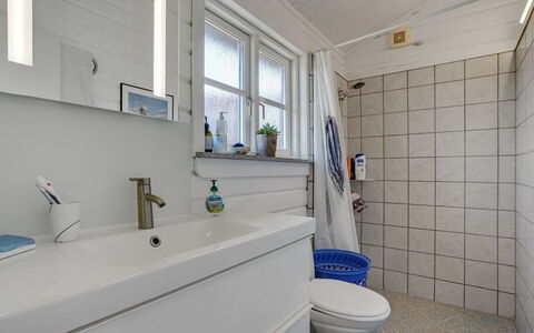 Algea - 300M from the Sea: Flooring, Loodgieterswerkinrichting, Verdieping, Badkamer, Loodgieter, Wastafel, Kraan, Tegel, Toilet, Badkamerkast