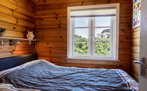 Algea - 300M from the Sea: Hout, Slaapkamer, Verdieping, Flooring, Bed, Interieur Ontwerp, Laken, Bedding, Meubilair, Huis