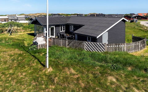 Algea - 300M from the Sea: Gras, Gebouw, Dak, Huis, Huis, Woongebied, Verblijf, Architectuur, Land Lot, Landelijk Gebied