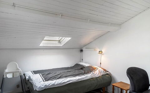 Algea - 300M from the Sea: Plafond, Verdieping, Hout, Flooring, Interieur Ontwerp, Slaapkamer, Meubilair, Bed, Verlichting, Laken