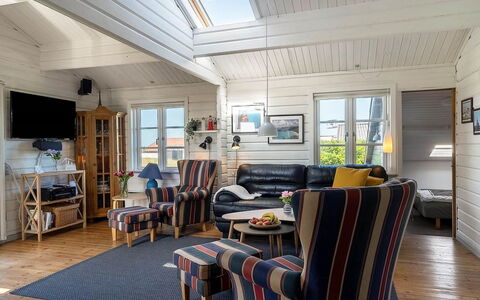 Algea - 300M from the Sea: Meubilair, Hout, Huis, Stoel, Deur, Verblijf, Plafond, Hardwood, Siding, Woonkamer
