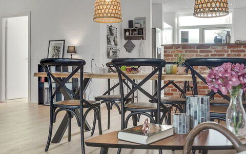Ilsabe - 2Km from the Sea: Hout, Flooring, Interieur Ontwerp, Verdieping, Meubilair, Houten Vloer, Kamer, Plafond, Beits, Hardwood