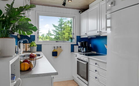 Lykka - 950M from the Sea: Toestel Van De Keuken, Keuken, Major Appliance, Countertop, Interieur Ontwerp, Huishoudapparatuur, Cabinetry, Koelkast, Fornuis, Verlichting