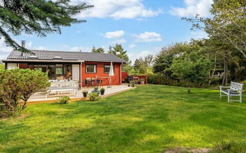 Lykka - 950M from the Sea: Gras, Gebouw, Huis, Struik, Huis, Woongebied, Verblijf, Dak, Tuin