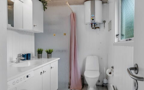 Lykka - 950M from the Sea: Loodgieterswerkinrichting, Flooring, Interieur Ontwerp, Badkamer, Verdieping, Wastafel, Toilet, Kraan, Loodgieter, Kamer