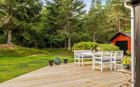 Lykka - 950M from the Sea: Hout, Struik, Tuin, Land Lot, Dek, Groundcover, Hardwood, Buitenmeubels, Houten Vloer