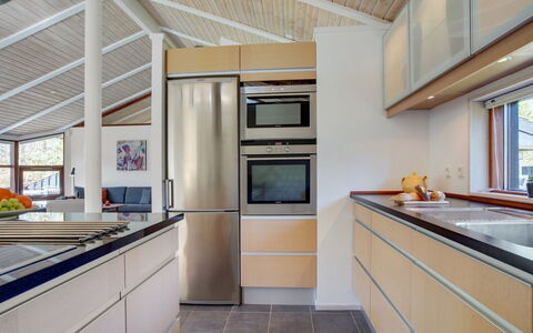 Angja - 800M from the Sea: Keuken, Countertop, Interieur Ontwerp, Flooring, Toestel Van De Keuken, Hout, Cabinetry, Major Appliance, Plafond, Verdieping