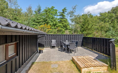 Angja - 800M from the Sea: Tuin, Backyard, Schaduw, Verblijf, Werf, Siding, Landscaping, Hardwood, Garden Gebouwen, Binnenplaats