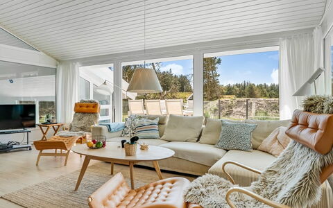 Gladis - 900M from the Sea: Meubilair, Interieur Ontwerp, Hout, Bankstel, Flooring, Plafond, Woonkamer, Huis, Verdieping, Verlichting