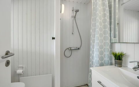 Gladis - 900M from the Sea: Badkamer, Loodgieterswerkinrichting, Muur, Interieur Ontwerp, Flooring, Toilet, Badkamerkast, Verdieping, Wastafel In De Badkamer, Wastafel