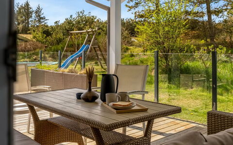 Gladis - 900M from the Sea: Meubilair, Stoel, Hout, Buitenmeubels, Tafel, Interieur Ontwerp, Keuken En Eettafel, Flooring, Verdieping, Veranda