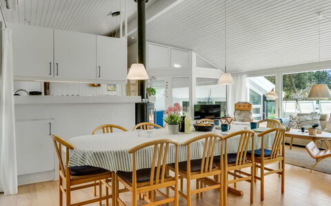 Gladis - 900M from the Sea: Hout, Interieur Ontwerp, Meubilair, Plafond, Flooring, Stoel, Verdieping, Keuken En Eettafel, Lichte Inrichting, Eetkamer