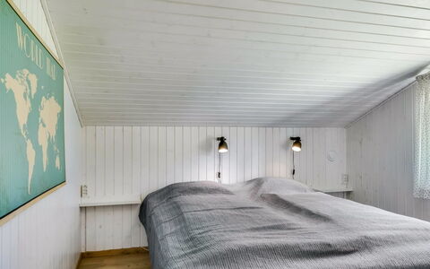 Gladis - 900M from the Sea: Slaapkamer, Flooring, Verdieping, Hout, Bed, Plafond, Bedding, Laken, Interieur Ontwerp, Bed Frame
