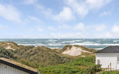 Kulle - 200M from the Sea: Hout, Huis, Veranda, Dek, Hardwood, Dak, Beits, Houten Vloer, Eco Hotel