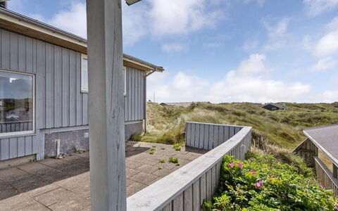Kulle - 200M from the Sea: Hout, Huis, Veranda, Dek, Hardwood, Dak, Beits, Houten Vloer, Eco Hotel