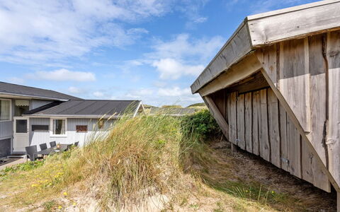Kulle - 200M from the Sea: Hout, Huis, Veranda, Dek, Hardwood, Dak, Beits, Houten Vloer, Eco Hotel