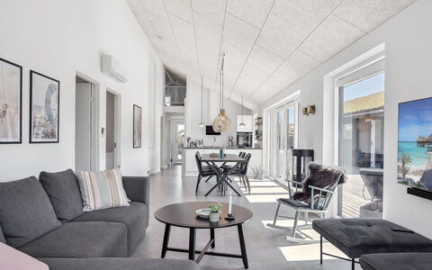 Fredrika - 1.5Km from the Sea: Hout, Plafond, Flooring, Huis, Interieur Ontwerp, Verdieping, Appartement, Woonkamer