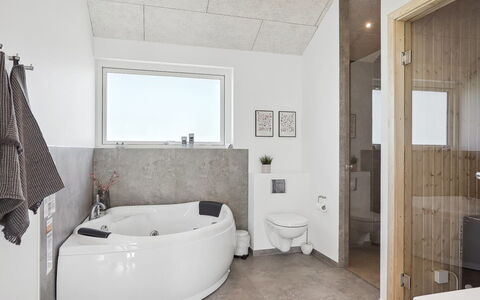Fredrika - 1.5Km from the Sea: Loodgieterswerkinrichting, Flooring, Interieur Ontwerp, Verdieping, Plafond, Bad, Kamer, Verlichting, Loodgieter, Badkamer