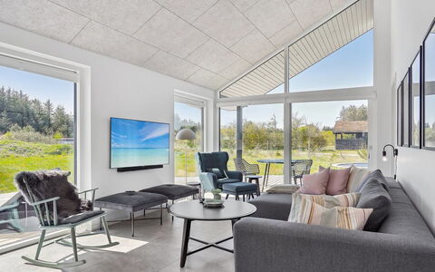 Fredrika - 1.5Km from the Sea: Plafond, Woonkamer, Bankstel, Daylighting