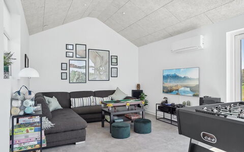 Fredrika - 1.5Km from the Sea: Meubilair, Interieur Ontwerp, Bankstel, Flooring, Plafond, Verdieping, Kamer, Woonkamer, Verlichting