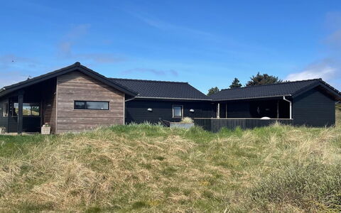 Hinda - 1.2Km from the Sea: Blauw, Struik, Verblijf, Groundcover, Tuin, Landgoed, Schaduw, Landscaping, Boerderij, Eco Hotel