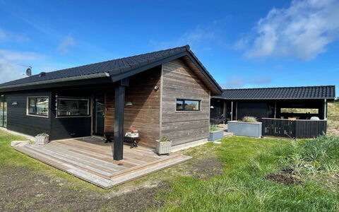 Hinda - 1.2Km from the Sea: Blauw, Struik, Verblijf, Groundcover, Tuin, Landgoed, Schaduw, Landscaping, Boerderij, Eco Hotel