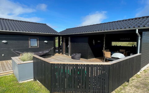 Hinda - 1.2Km from the Sea: Blauw, Struik, Verblijf, Groundcover, Tuin, Landgoed, Schaduw, Landscaping, Boerderij, Eco Hotel