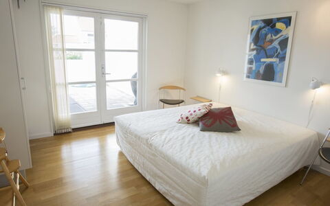 Thorgrim - 800M from the Sea: Huis, Verblijf, Veranda, Hardwood, Siding, Dek, Schaduw, Plank, Landgoed, Garden Gebouwen