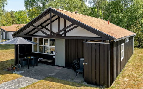 Elenor - 300M from the Sea: Verblijf, Backyard, Werf, Garden Gebouwen, Schuur, Siding, Buitenmeubels, Blokhut, Outdoor Structuur, Keet