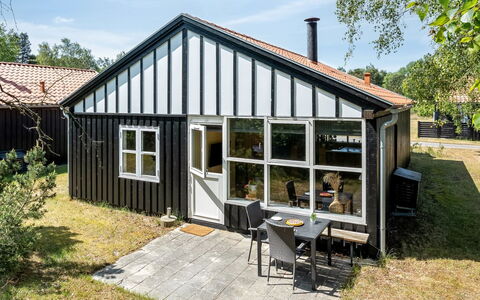 Elenor - 300M from the Sea: Verblijf, Backyard, Werf, Garden Gebouwen, Schuur, Siding, Buitenmeubels, Blokhut, Outdoor Structuur, Keet