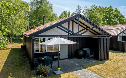 Elenor - 300M from the Sea: Verblijf, Backyard, Werf, Garden Gebouwen, Schuur, Siding, Buitenmeubels, Blokhut, Outdoor Structuur, Keet