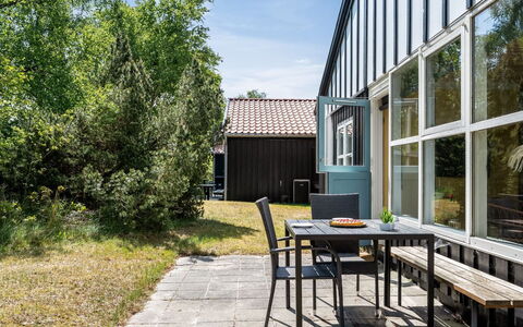 Elenor - 300M from the Sea: Verblijf, Backyard, Werf, Garden Gebouwen, Schuur, Siding, Buitenmeubels, Blokhut, Outdoor Structuur, Keet