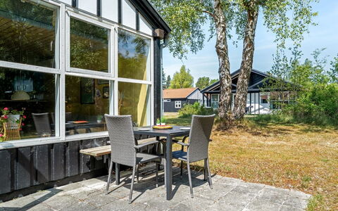 Elenor - 300M from the Sea: Verblijf, Backyard, Werf, Garden Gebouwen, Schuur, Siding, Buitenmeubels, Blokhut, Outdoor Structuur, Keet