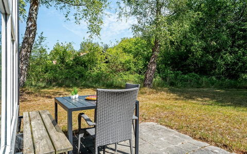 Elenor - 300M from the Sea: Verblijf, Backyard, Werf, Garden Gebouwen, Schuur, Siding, Buitenmeubels, Blokhut, Outdoor Structuur, Keet