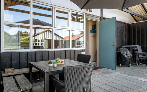 Elenor - 300M from the Sea: Verblijf, Backyard, Werf, Garden Gebouwen, Schuur, Siding, Buitenmeubels, Blokhut, Outdoor Structuur, Keet