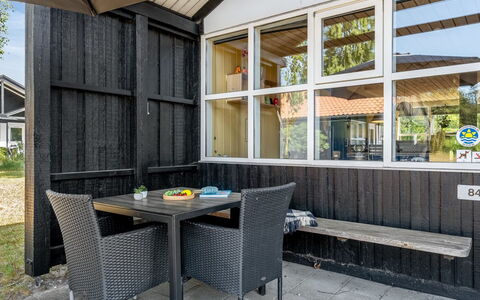 Elenor - 300M from the Sea: Verblijf, Backyard, Werf, Garden Gebouwen, Schuur, Siding, Buitenmeubels, Blokhut, Outdoor Structuur, Keet