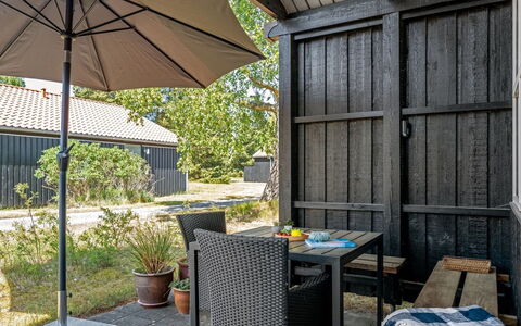 Elenor - 300M from the Sea: Verblijf, Backyard, Werf, Garden Gebouwen, Schuur, Siding, Buitenmeubels, Blokhut, Outdoor Structuur, Keet