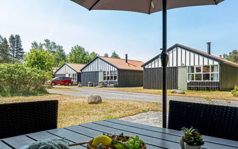Elenor - 300M from the Sea: Verblijf, Backyard, Werf, Garden Gebouwen, Schuur, Siding, Buitenmeubels, Blokhut, Outdoor Structuur, Keet