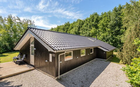 Nyalle - 1.3Km from the Sea: Gras, Huis, Dak, Huis, Verblijf, Struik, Land Lot, Landelijk Gebied, Boerderij, Groundcover