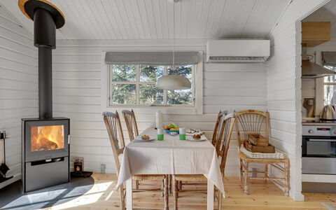 Freyja - 800M from the Sea: Dak, Huis, Huis, Verblijf, Deur, Siding, Dek, Veranda, Plank, Hardwood