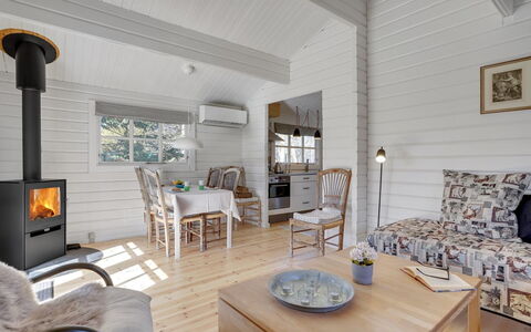 Freyja - 800M from the Sea: Dak, Huis, Huis, Verblijf, Deur, Siding, Dek, Veranda, Plank, Hardwood