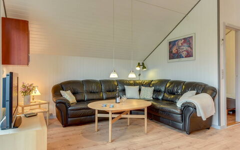 Tican - 400M from the Sea: Hout, Plafond, Interieur Ontwerp, Meubilair, Bankstel, Flooring, Verdieping, Woonkamer, Kamer