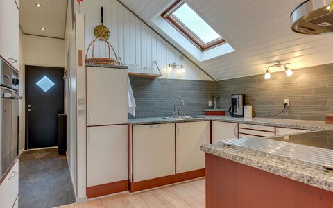 Tican - 400M from the Sea: Keuken, Flooring, Interieur Ontwerp, Countertop, Verdieping, Hout, Plafond, Lichte Inrichting, Meubilair, Major Appliance