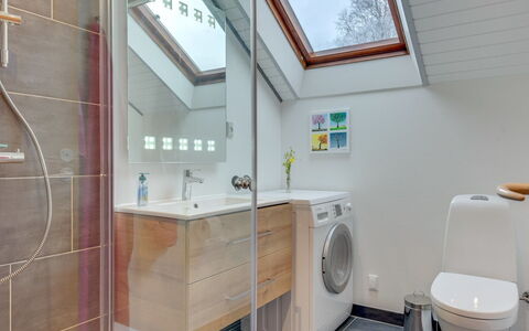 Tican - 400M from the Sea: Flooring, Interieur Ontwerp, Verdieping, Loodgieterswerkinrichting, Hout, Plafond, Badkamer, Wasmachine, Kraan, Loodgieter