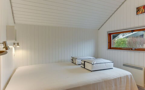 Tican - 400M from the Sea: Interieur Ontwerp, Flooring, Hout, Plafond, Verdieping, Slaapkamer, Bed, Verlichting, Kamer, Meubilair