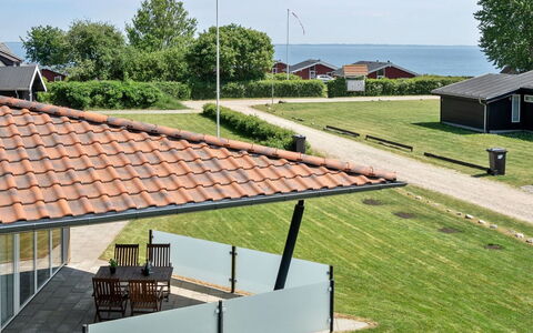 Helena - 250M from the Sea: Dak, Huis, Schaduw, Verblijf, Veranda, Landgoed, Gazon, Werf, Siding, Landscaping
